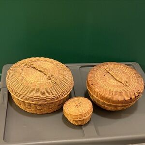 3 Antique baskets w/lids! Great condition! Perfect for decor and or storage!